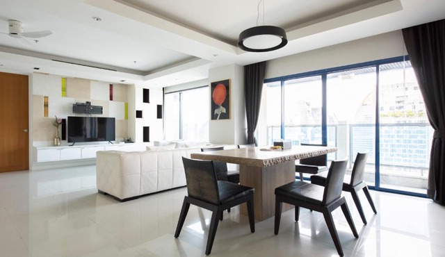 M Estate Luxury 3BR Residence Heart of Bangkok