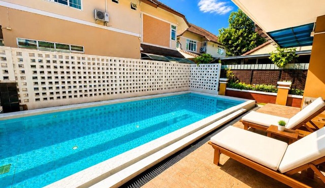 MAHI Pool Villa 4BR Near Airport & Old Town in Chiang Mai