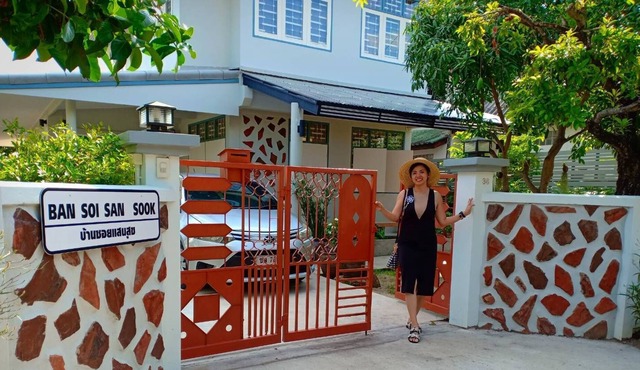 Minimalist renovated comfy homestay near the road to the beach