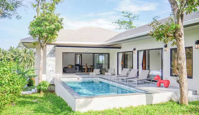 Modern 4-bedroom villa in Lamai with private pool and jungle views in Amphoe Ko Samui