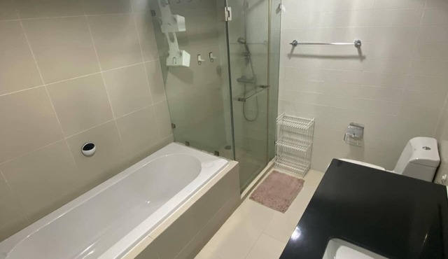 "Modern Condo Overlooking Pool – Perfect for Relaxation" in Krung Thep Maha Nakhon