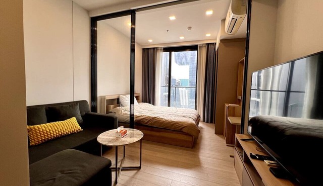 Near Central Rama 9 w/Skyline Balcony, Pool, Gym & Walk to MRT