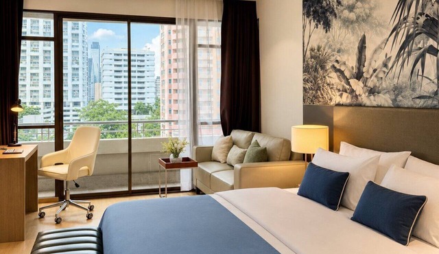 One quiet bedroom apartment with amazing balcony views next to Nana and Soi 11
