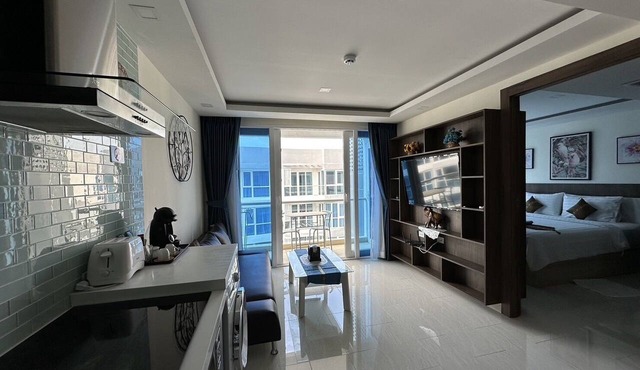 Pool View Luxury Business Suite F7 in Grand Avenue by Pattaya City Estates