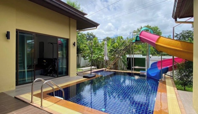 Pool Villa With Ergonomic Office in Tambon Bang Sare
