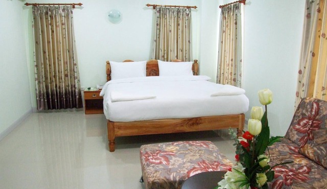Rueanrimnam Hotel