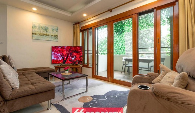 Spacious 2 Bedroom Apartment near Train Station - 10 Min to Old City