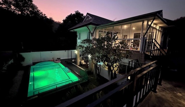 Spacious 4/5-Bed Villa with 11m Pool, Gym, Bar & Pool Table – Great Location!