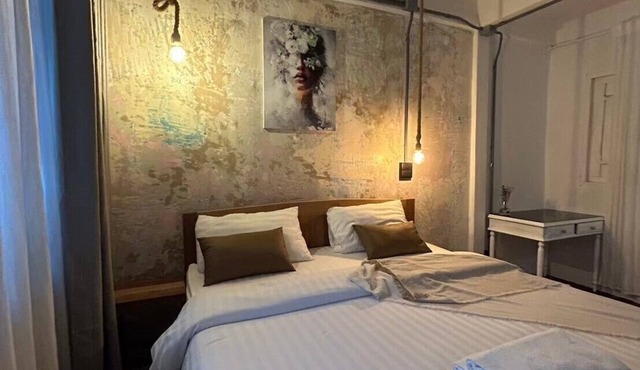 Spacious 4-bedroom townhome in lovely Prakanong Wattana with WiFi, AC.