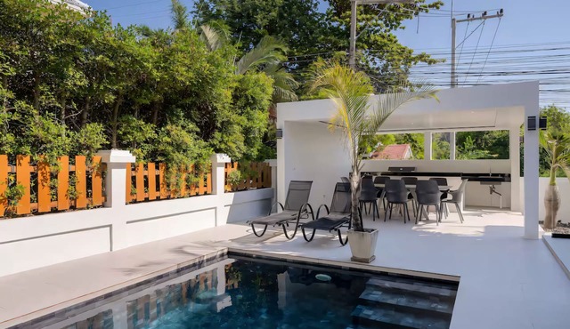 Spacious 4-bedroom Mansion with indoor pool table near Hua Hin City in Tambon Hua Hin