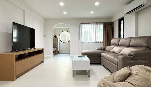Spacious 4-bedroom townhome in Phrakanong with AC near TDPK