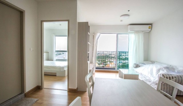Spacious condo with panoramic river view. Peace and quiet, good for resting.