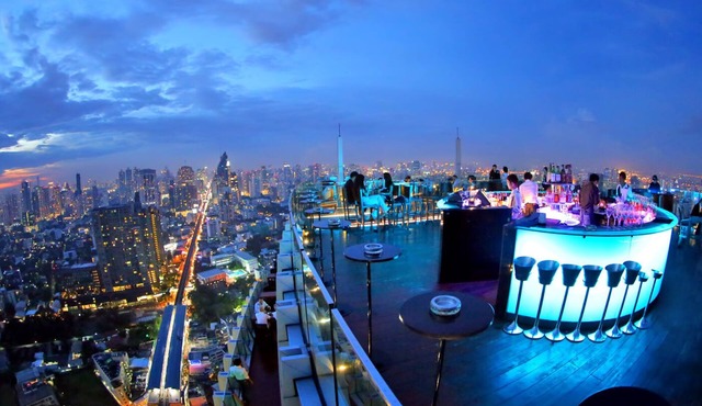 Spacious Luxury Condo: Rooftop pool, Gym & Garden @ BTS Phrom Phong