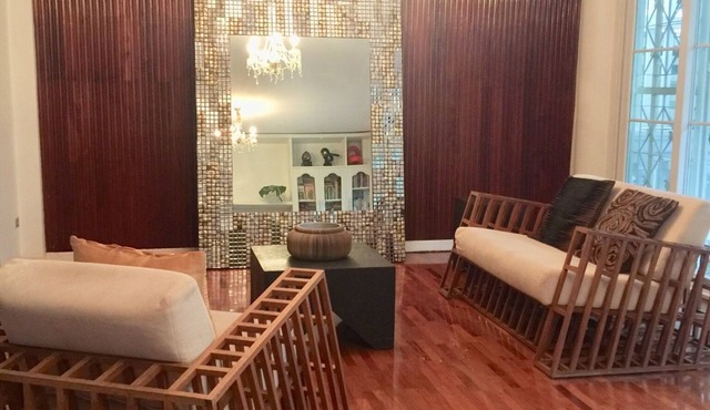Spacious, lovely city townhome ideal for traveling family and friend groups