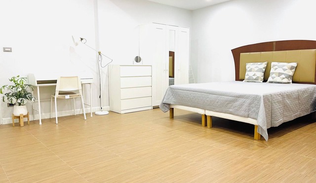 Spacious 4-bedroom townhome in beautiful Krung Thep Maha Nakhon with WiFi, AC