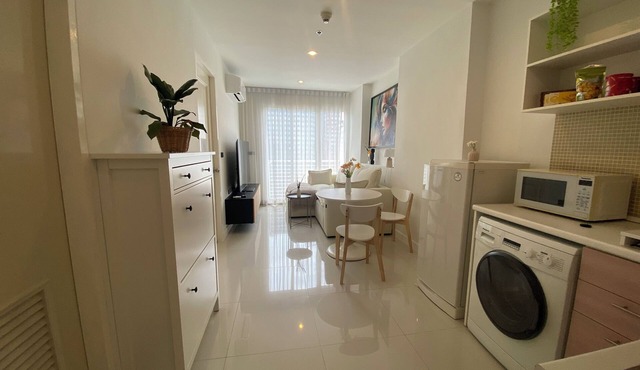 Stylish Condo w/Kingsize-Bett, Office-Setup & Pool @ MRT Rama9