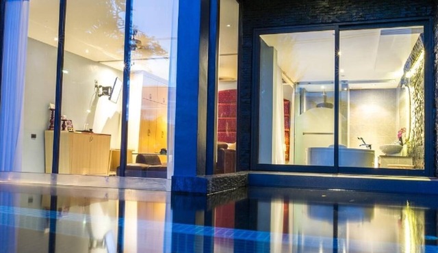 Superior Jacuzzi suite ocean front in Patong (B)