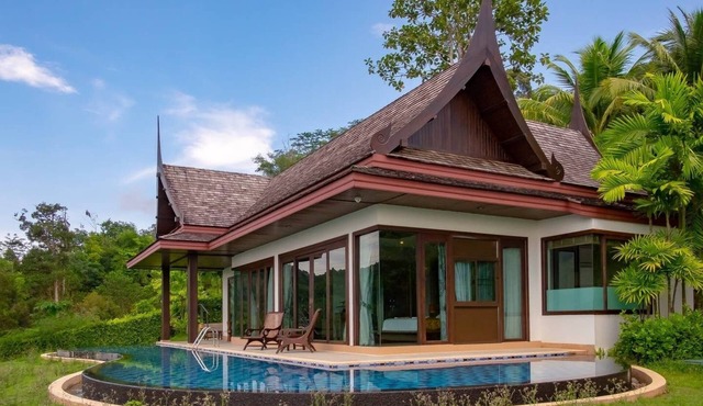 THAI Style Private Hill Top Villa with Infinitypool, OceanView and King-bed in Phuket