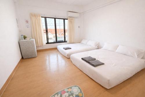 The Layover Donmueang Airport Hostel in Thung Si Kan