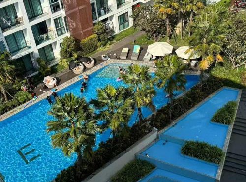 The one condo pool view