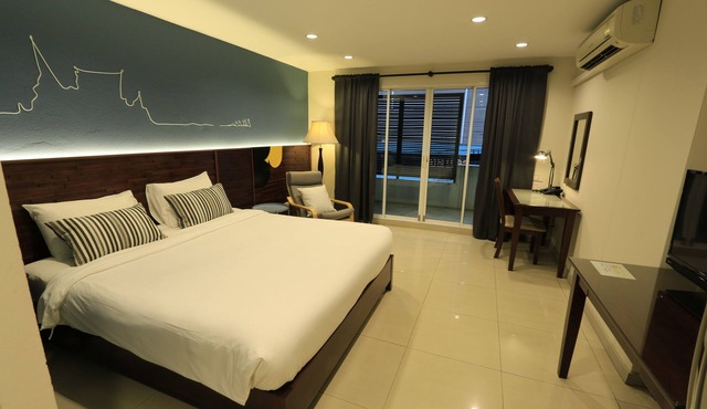 The Royal Bee Apart Hotel
