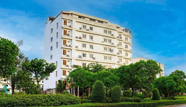 Triple Comfort Suite | Family-Friendly Howard Stay