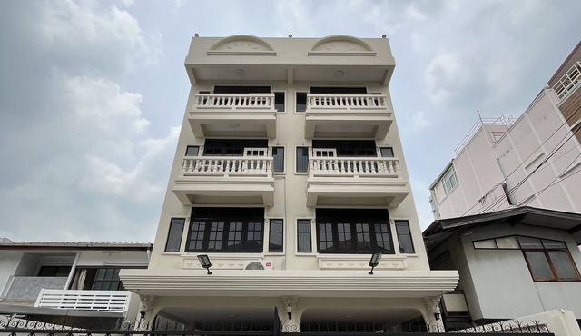 Urban Grace 5 Bedroom Spacious House Prime Location Near BTS Skytrain