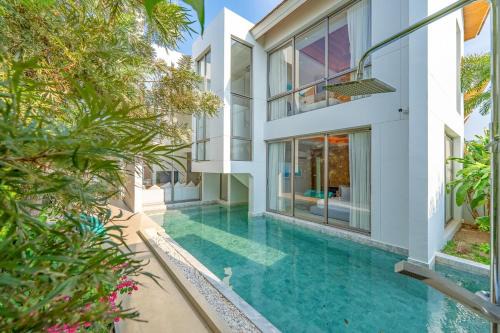 V183 Lux Pride Villas 3BR Private Pool Retreat in Bang Tao Beach