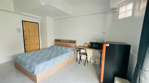 Very budget studio free wifi in town pet friendly in Ban Lo Long