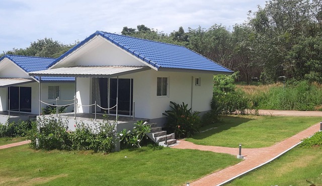Very quiet bungalow right next to the horse paddock