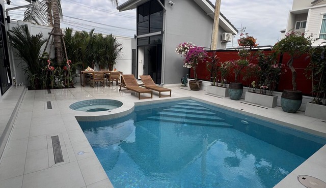 Villa Luxe Bangkok Private Pool Whirlpool
