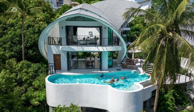 VILLA THE SPOT luxury villa facing the sea and jungle