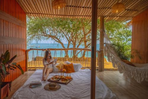 White Beachfront Pool Villa Larn Island in Pattaya