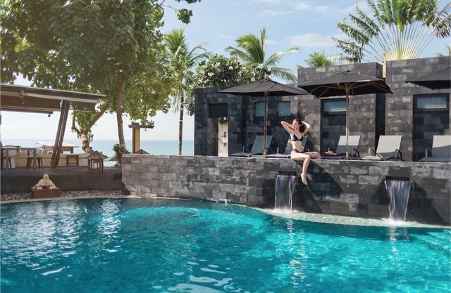 DELUXE JACUZZI SUITE 5