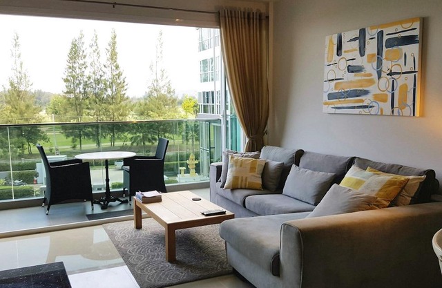Luxury 2 bed apartment - Golf Course, Pool, and partial sea views.