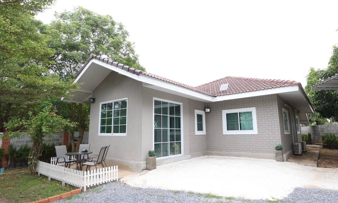 Khanong Phra House | 400 m² House ∙ 2 bedrooms ∙ 10 guests