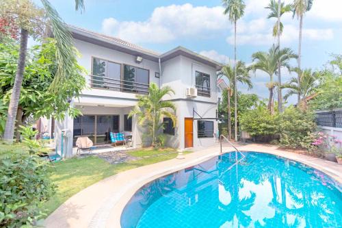 Chang Phueak Villa | 5 BR Villa w Pool - Old City 7 Min Walk - Family Friendly - Ping-Pong Table