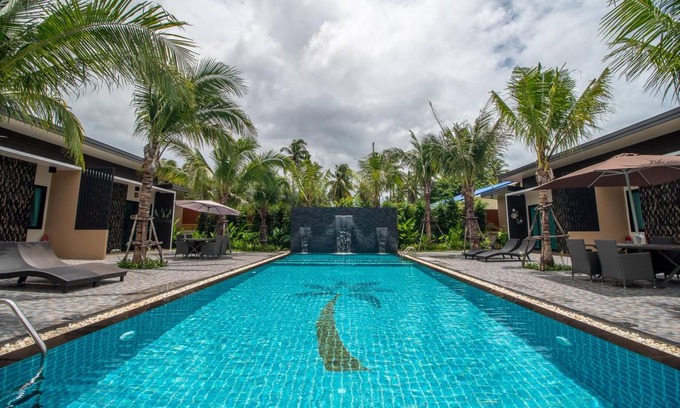Prachuap Khiri Khan Resort | 61 m² Resort ∙ 2 bedrooms ∙ 4 guests