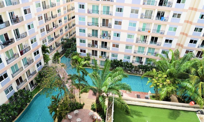 South Pattaya Apartment | 8th floor pool view condo at Park Lane Resort