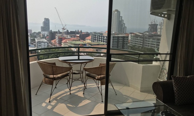 Pratumnak Hill Apartment | Beautiful Balcony Sea View with WOW Sunsets
