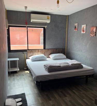 Khlong San Hostel | Brio Cafe and Hostel