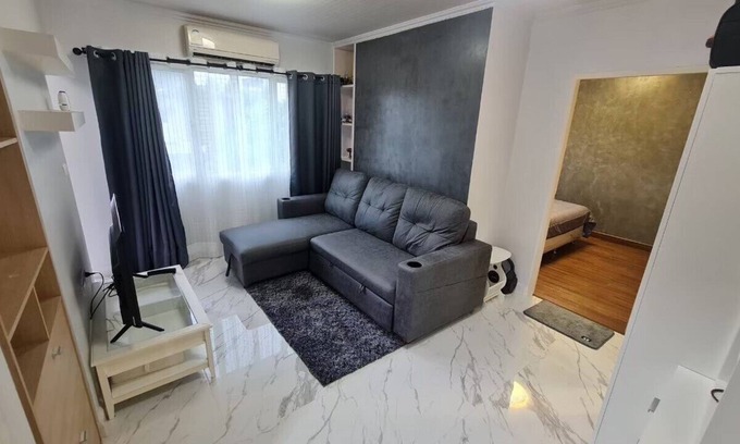 Phra Khanong Apartment | Cozy room ! Very fast WiFi ! Netflix - 5 mins walk to BTS Onnut