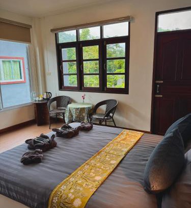 Khlong Sok Bed & Breakfast | khaosok Center Hostel