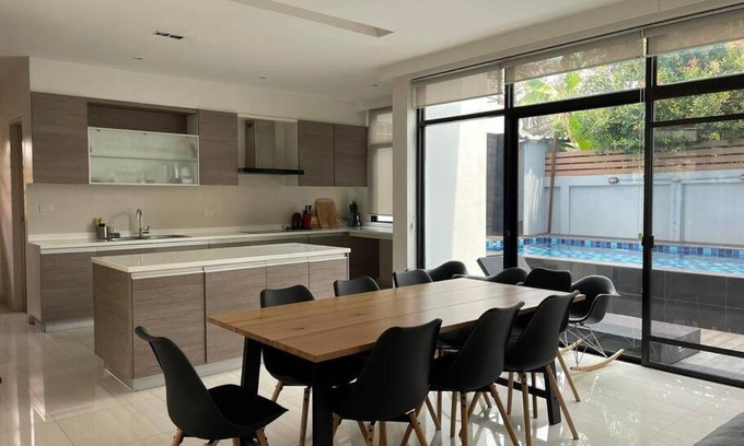 Wattana Villa | Large 4 Bedroom private pool villa ThonglorEkkamai