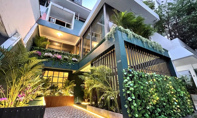 Khlong Toei Nuea House | Magificent Garden Villa for Large Groups/Families