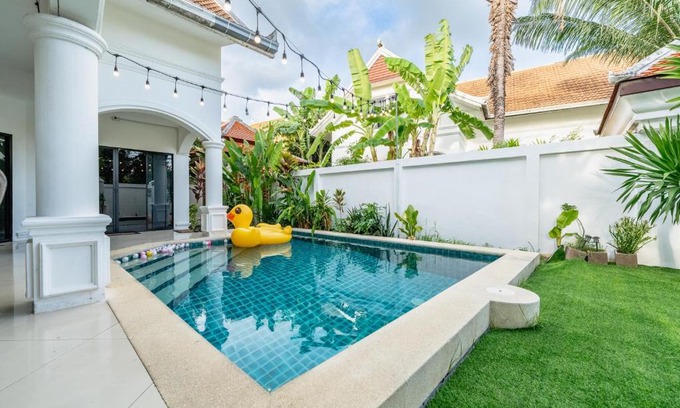 Na Chom Thian Villa | Peacock Beachside