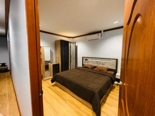 Rong Muang Hostel | Private rooms in Phatumwan Chula near Samyan, Chinatown, Jay-o Siam center, Central world middle of Bangkok