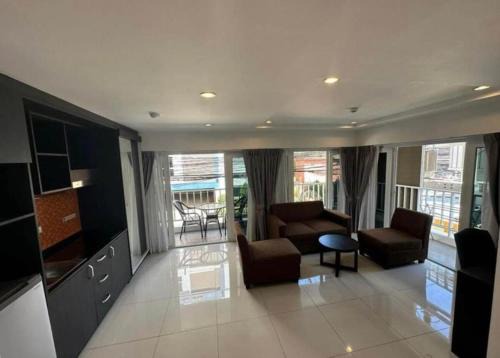 Pratumnak Hill Apartment | Spacious 1BR with kitchen, Pool, Near Beach, Bars & Eats,gym near by