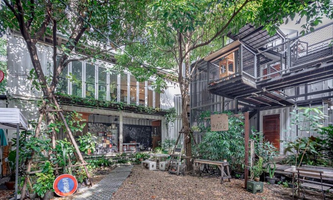 Samsen Nai Hostel | The Yard Bangkok Hostel