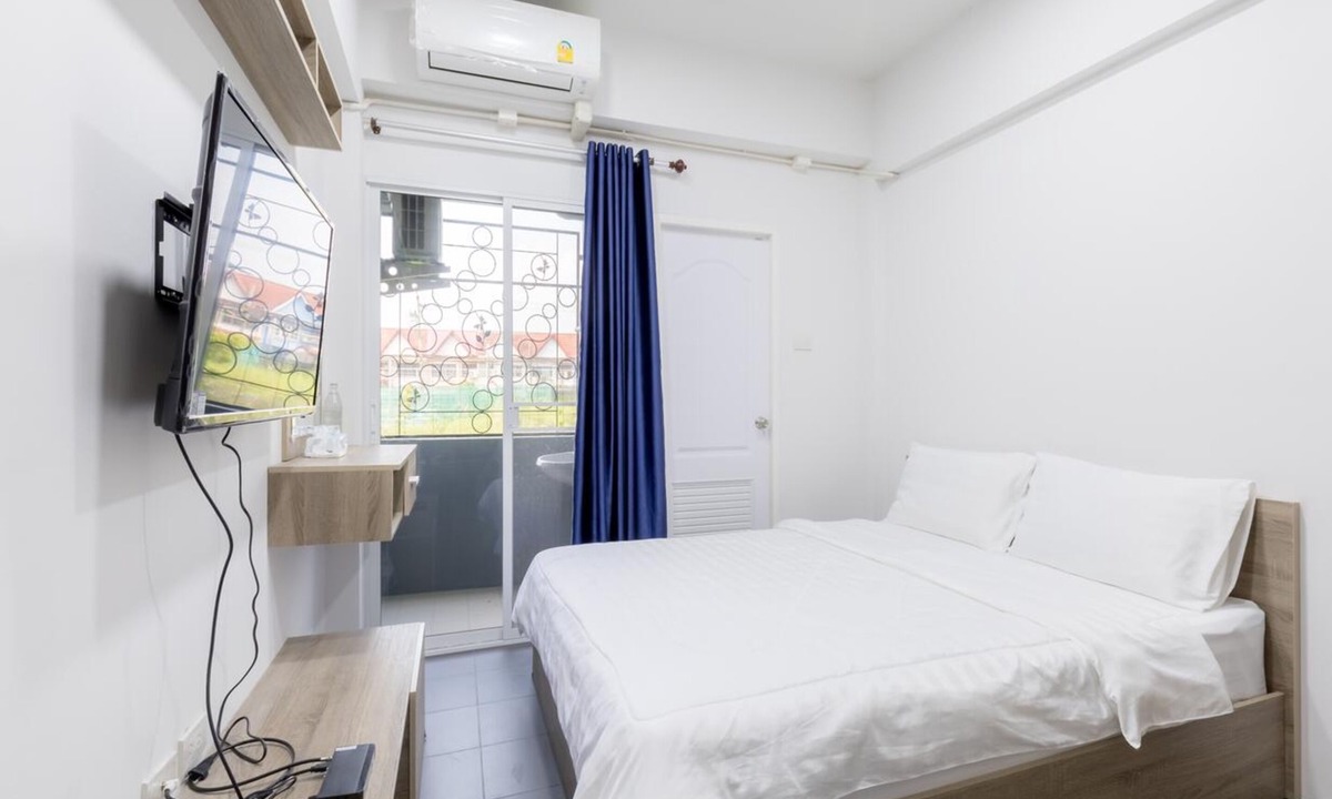Bang Chan Hotel | MiddleWay House